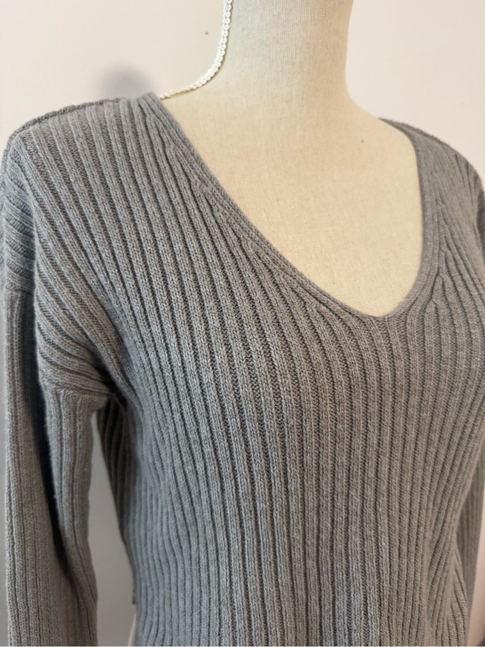 wild fable Gray Ribbed V-Neck Sweater Size Medium